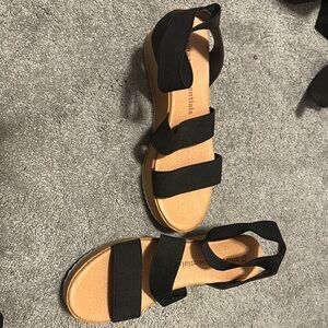 Amazon Essentials Black Sandals with Modern Design